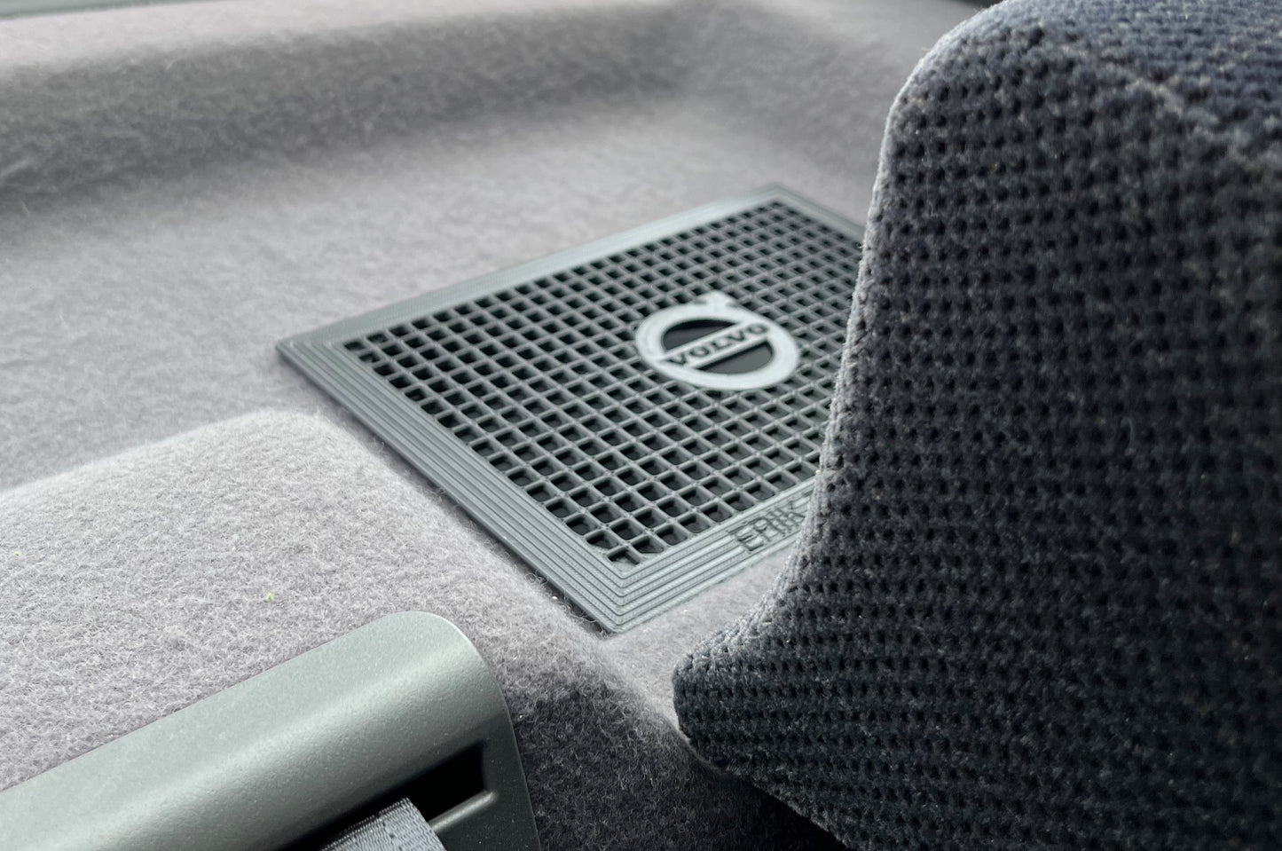 Volvo Hutablagengitter für 6x9"-Lautsprecher